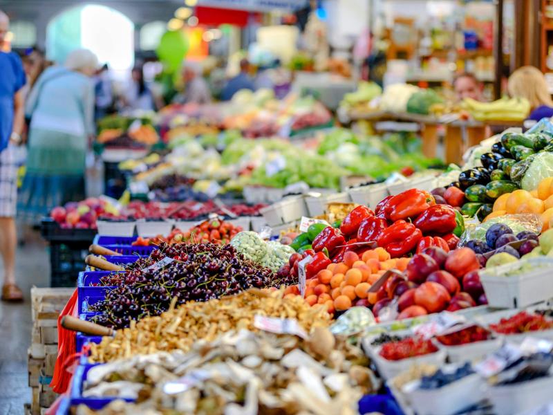 Gasztrotúra a budapesti Nagyvásárcsarnokban, standok